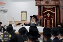 כ''ק רבינו הגה''ק שליט"א ביי תפילת מעריב און סעודת
