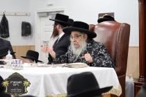 כ''ק רבינו הגה''ק שליט"א ביי תפילת מעריב און סעודת