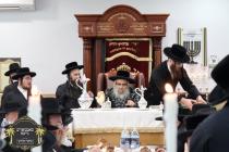 כ''ק רבינו הגה''ק שליט"א ביי תפילת מעריב און סעודת