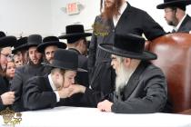 🌴בצל הקודש🌴
רבינו שליט"א ביים מסיבת לחיים נאך תפיל
