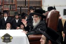 כ''ק רבינו הגה''ק שליט"א ביי תפילת שחרית ומסיבת לח