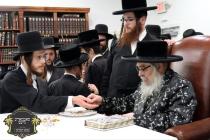 כ''ק רבינו הגה''ק שליט"א ביי תפילת שחרית והלל און 
