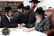 כ''ק רבינו הגה''ק שליט"א ביי תפילת שחרית והלל און 