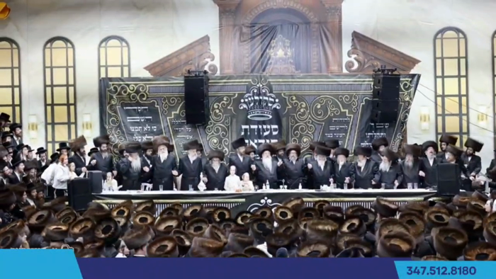 האדמו"ר מסקולען פון ירושלים ביים סעודת הודאה מוצאי