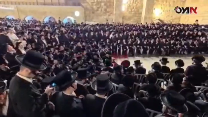 ירושלים - טויזנטער בחורים פון בעלזא ישיבות איבער א