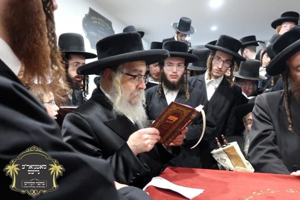 כ''ק רבינו הגה''ק שליט''א ביי קריאת מגילת איכה איכ