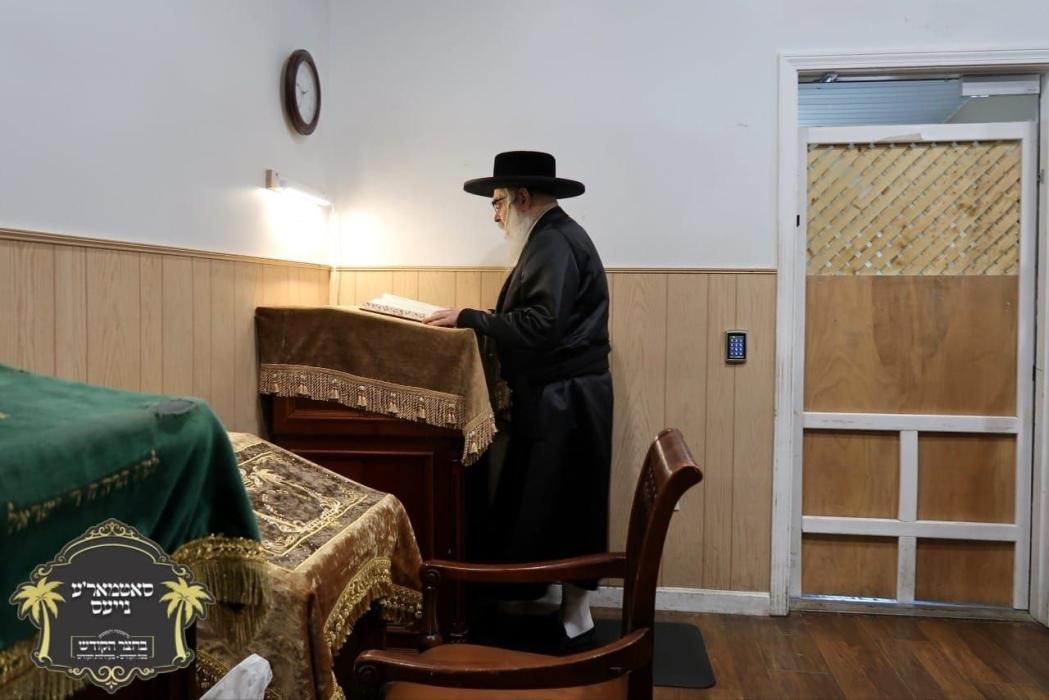 כ''ק רבינו הגה''ק שליט''א ביי קריאת מגילת איכה איכ