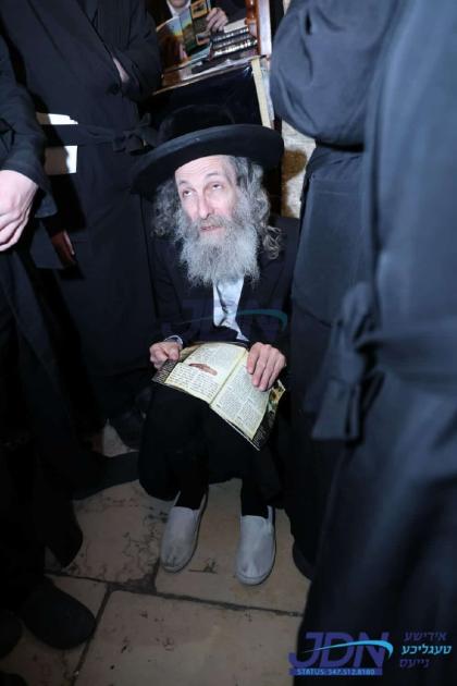 הגה"צ רבי אלימלך בידערמאן ביי קבר רחל ליל תשעה באב