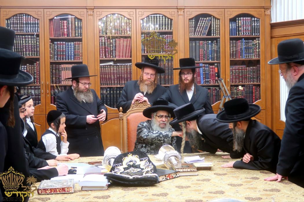 🌴בצל הקודש🌴
רבינו שליט''א ביי כתיבת האותיות היינט 