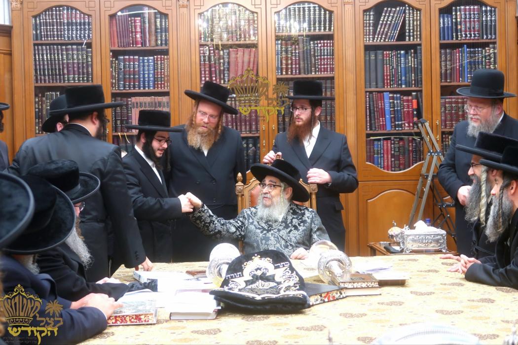 🌴בצל הקודש🌴
רבינו שליט''א ביי כתיבת האותיות היינט 