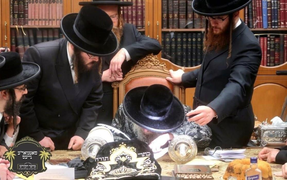 כ''ק רבינו הגה''ק שליט''א ביי כתיבת האותיות פאר די