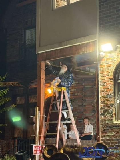 האדמו"ר מפאלטישן ביים מקיים זיין מצות שילוח הקן.