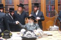 כ''ק רבינו הגה''ק שליט''א ביי כתיבת האותיות פאר די