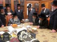 כ''ק רבינו הגה''ק שליט''א ביי כתיבת האותיות פאר די