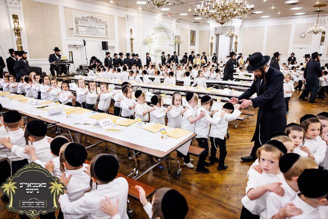 חומש סעודה מיט די קרוב צו זעקס הונדערט תלמידי כתה 