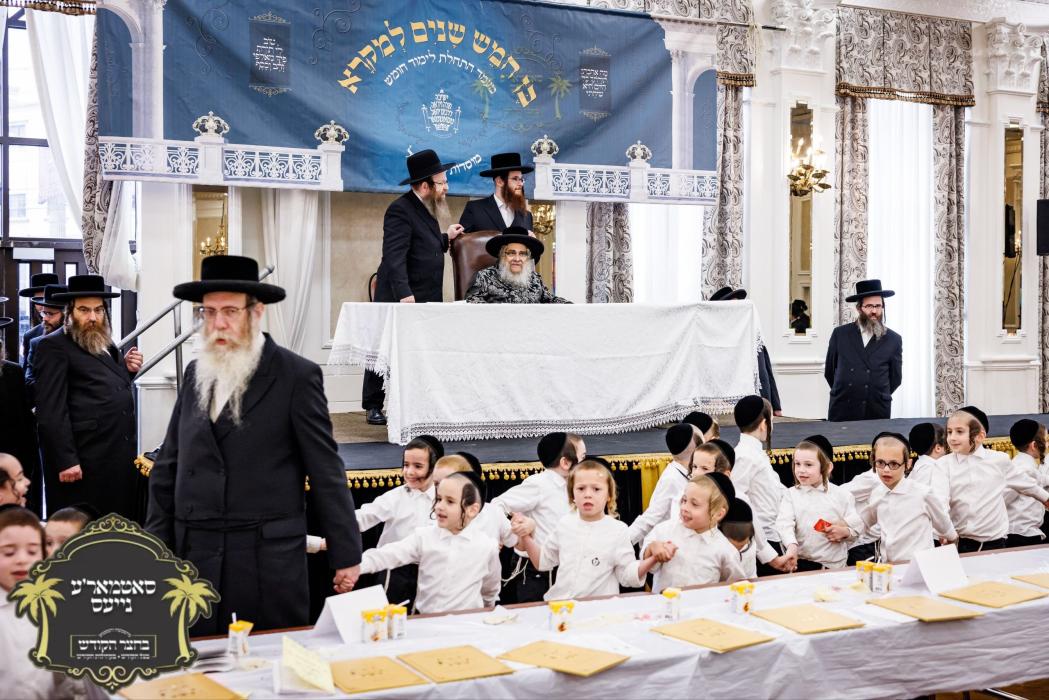 חומש סעודה מיט די קרוב צו זעקס הונדערט תלמידי כתה 