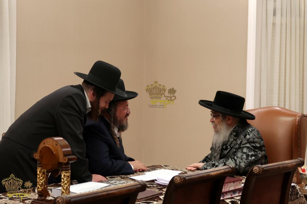 🌴בצל הקודש🌴 
עסקני מרכז עזרה ויועץ אינאיינעם מיט ר