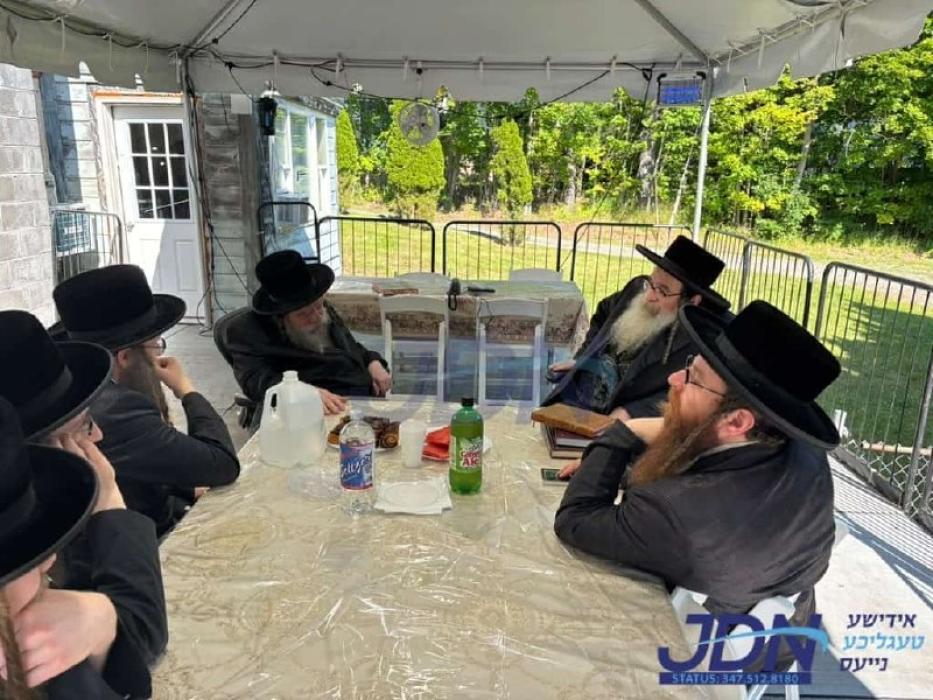 האדמו"ר מבית יצחק ספינקא באזוכט ביי גיסו האדמו"ר מ