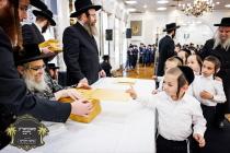 חומש סעודה מיט די קרוב צו זעקס הונדערט תלמידי כתה 