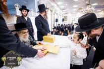 חומש סעודה מיט די קרוב צו זעקס הונדערט תלמידי כתה 