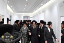 כ''ק רבינו הגה''ק שליט''א ביי תפילת מנחה בביהמ''ד 