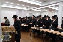 כ''ק רבינו הגה''ק שליט''א ביי תפילת מנחה בביהמ''ד 