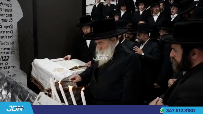 האדמו"ר מקראלי ביים ציון פון אביו הרה"ק מספינקא זצ