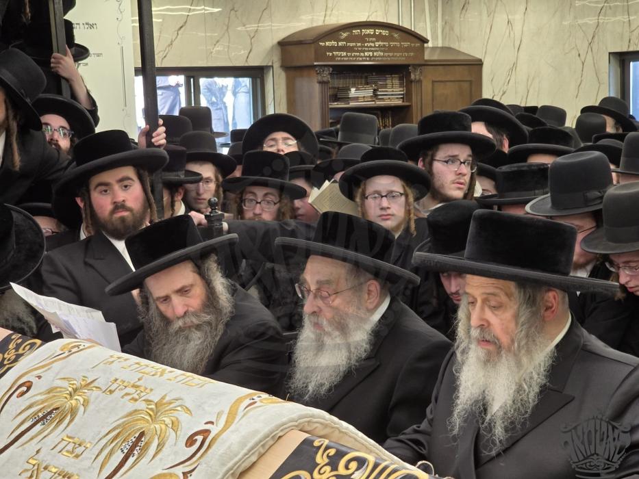 כ"ק מרן רבינו שליט"א ביים זיך משתטח זיין על ציון ק