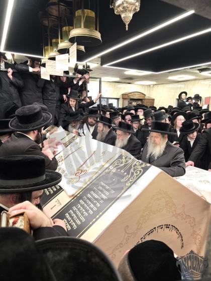 כ"ק מרן רבינו שליט"א ביים זיך משתטח זיין על ציון ק