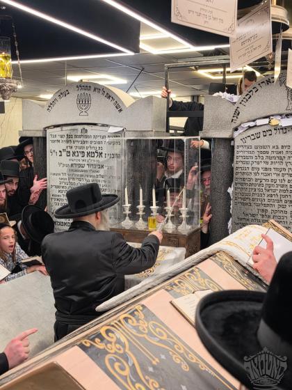 כ"ק מרן רבינו שליט"א ביים זיך משתטח זיין על ציון ק