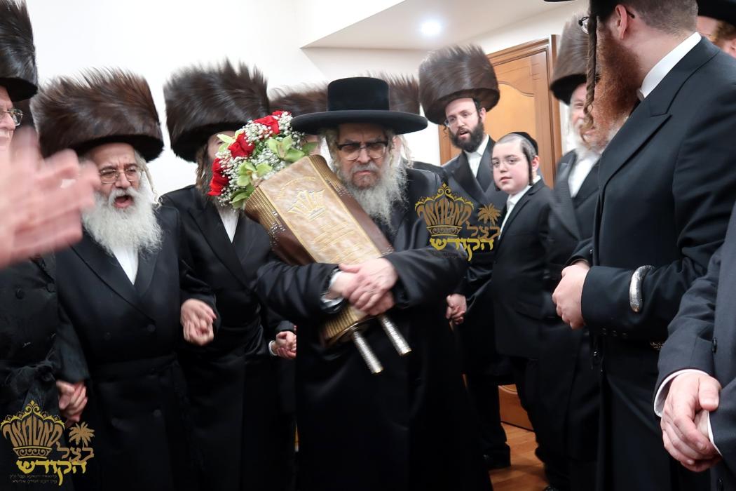 🌴בצל הקודש🌴
רבינו שליט''א ביים ארויספירן די ספר תו