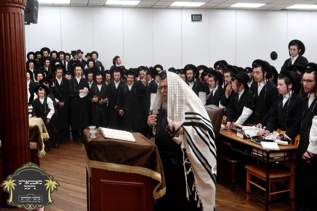כ''ק רבינו הגה''ק שליט"א ביי תפילת שחרית והלל, בלא