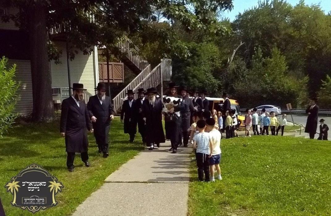 כ''ק רבינו הגה''ק שליט"א ביי תפילת שחרית והלל, בלא
