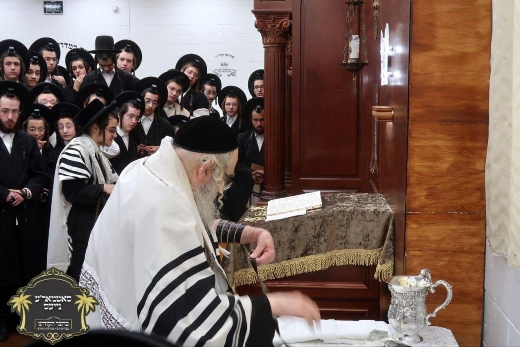 כ''ק רבינו הגה''ק שליט"א ביי תפילת שחרית והלל, בלא