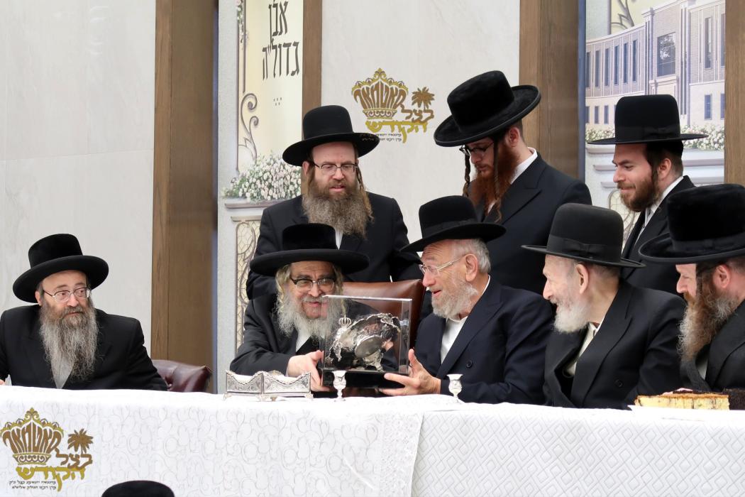 🌴בצל הקודש🌴
רבינו שליט''א ביים מסיבת לחיים נאך תפי