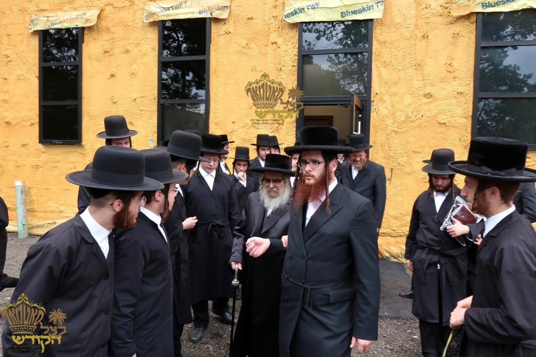 🌴בצל הקודש🌴
רבינו שליט''א ביים מסיבת לחיים נאך תפי