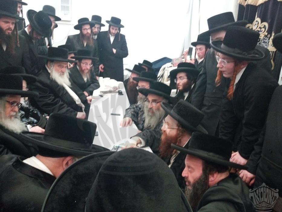 כ"ק מרן אדמו"ר שליט"א איז מנחם אבל ביי ש"ב בניו הג