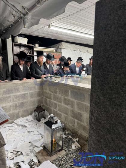 האדמו"ר מסקולען איז מתפלל ביים ציון הק' פון זקינו 