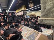 כ"ק מרן רבינו שליט"א ביים זיך משתטח זיין על ציון ק