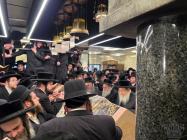 כ"ק מרן רבינו שליט"א ביים זיך משתטח זיין על ציון ק