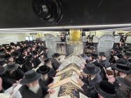 כ"ק מרן רבינו שליט"א ביים זיך משתטח זיין על ציון ק