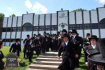 כ''ק רבינו הגה''ק שליט"א ביי תפילת שחרית והלל, בלא