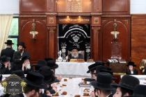 כ''ק רבינו הגה''ק שליט"א ביי תפילת שחרית והלל, בלא