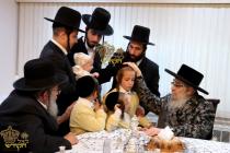 🌴בצל הקודש🌴
רבינו שליט''א ביי חתימת שטרות אין שטוב