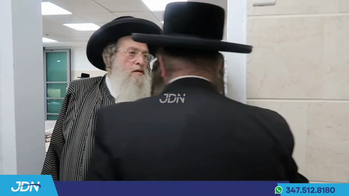 גאב"ד מאקאווא באזוכט ביי האדמו"ר מתולדות אהרן.
