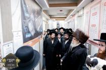 כ''ק רבינו הגה''ק שליט"א ביים זיך אומקוקן אויף די 