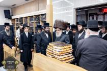 כ''ק רבינו הגה''ק שליט"א ביים זיך אומקוקן אויף די 