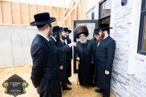 כ''ק רבינו הגה''ק שליט"א ביים זיך אומקוקן אויף די 