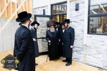 כ''ק רבינו הגה''ק שליט"א ביים זיך אומקוקן אויף די 