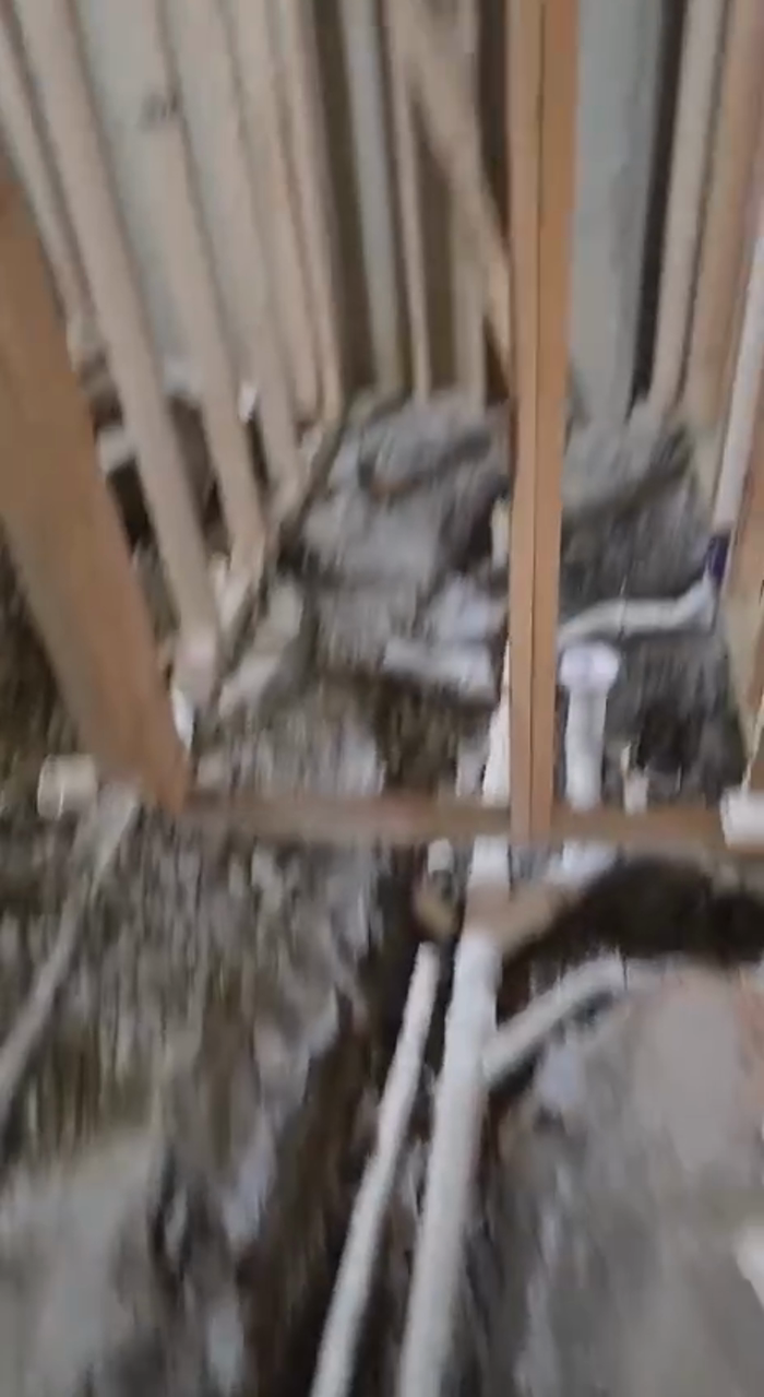 ביים אינסטאלירן די פרישע פלאמבינג ביים נייעם שטאק 